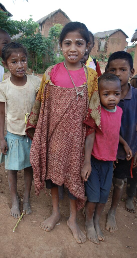 groupe-enfants-madagascar