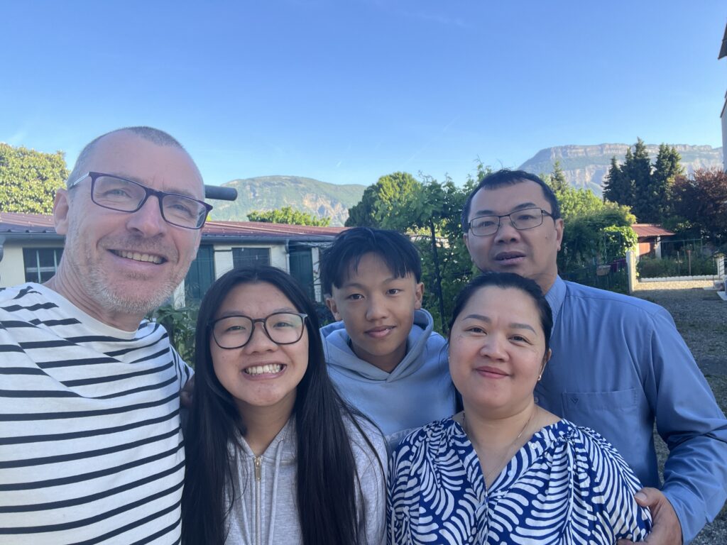Famille Chabrol au complet en Haute-Savoie avec leur frère d'accueil Nam